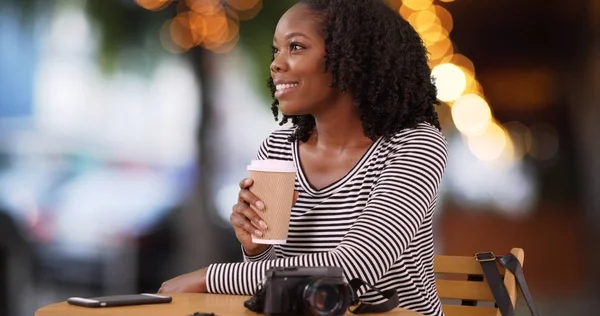 Lächelnde Schwarze Frau Sitzt Draußen Cafétisch Und Schaut Sich Verwundert — Stockfoto