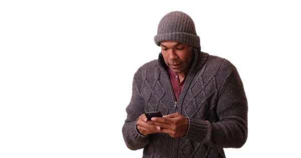 Afrika Kökenli Amerikalı Adam Akıllı Telefonuna Beyaz Zemin Üzerine Titreyen — Stok fotoğraf