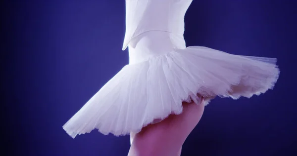 女子芭蕾舞演员在脚尖上站着时转身 — 图库照片