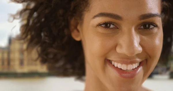 Close Retrato Mulher Africana Lindo Férias Sorrindo Rindo — Fotografia de Stock