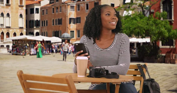 Felice Donna Nera Seduta Tavolo Del Caffè Venezia Con Telefono — Foto Stock