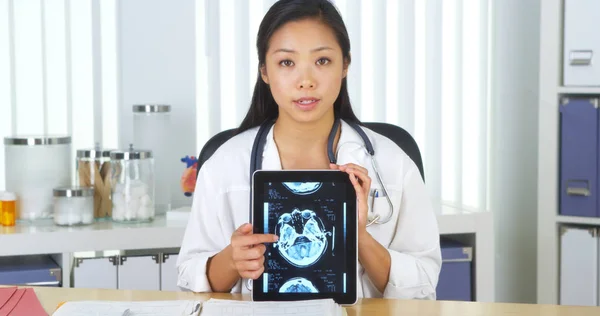 Médico Chinês Falando Com Câmera Com Tablet Sobre Raios — Fotografia de Stock