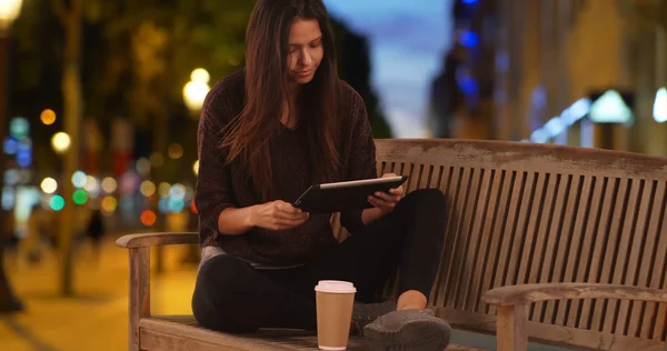 Mulher Sentada Banco Cidade Noite Usando Tablet Beber Café Paris — Fotografia de Stock