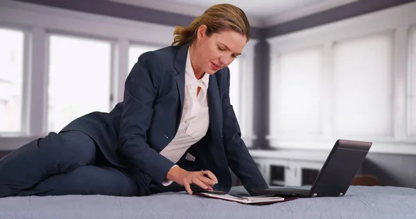 Professionele Vrouw Pak Werkt Laptop Smartphone Slaapkamer — Stockfoto