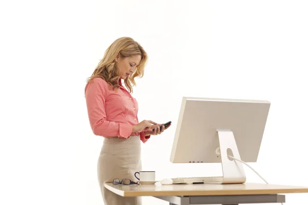 Junge Geschäftsfrau Schreibt Sms Schreibtisch — Stockfoto