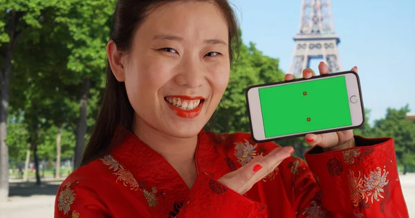 Vista Cerca Mujer Milenaria Sosteniendo Teléfono Con Pantalla Verde París — Foto de Stock