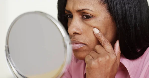 Primer Plano Mujer Negra Mediana Edad Mirándose Espejo — Foto de Stock