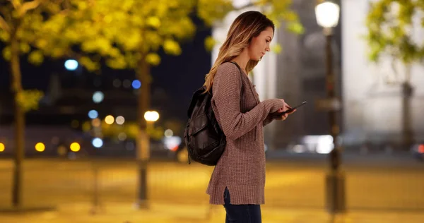 Aantrekkelijke Kaukasische Vrouw Stad Met Haar Mobiele Telefoon Smiling — Stockfoto