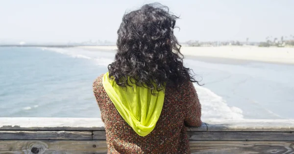 Hermosa Mujer Negra Abrazando Sol Meditando — Foto de Stock