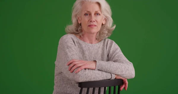 Bílá Starší Žena Vážným Výrazem Obličeji Židli Zelené Obrazovce — Stock fotografie
