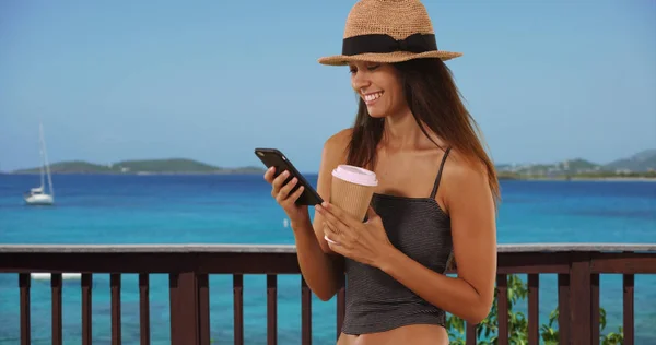 可爱的年轻女子在加勒比海度假用智能手机发短信 — 图库照片