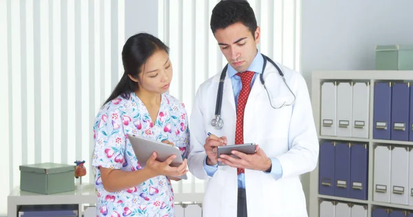 Médico Mexicano Conversando Com Enfermeira Asiática Com Comprimidos — Fotografia de Stock