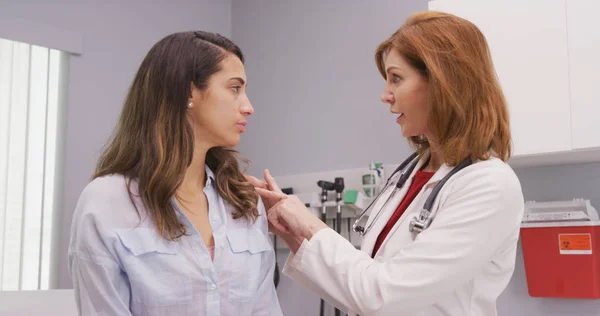 Porträtt Charmiga Senior Doktor Diskuterar Hälsa Till Ung Kvinnlig Patient — Stockfoto