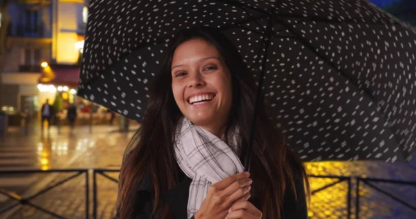 Glückliche Millennialweibchen Auf Der Pariser Stadtstraße Der Nacht Mit Regenschirm — Stockfoto