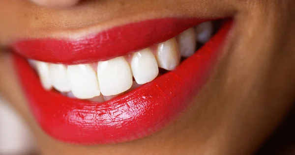 Primer Plano Una Mujer Sonriendo Con Lápiz Labial Rojo — Foto de Stock