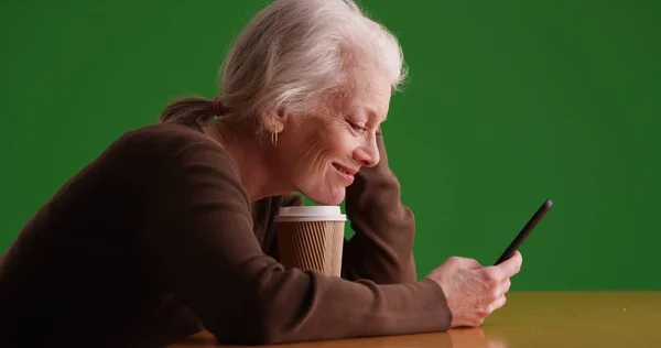 Sonriente Mujer Blanca Senior Con Café Usando Dispositivo Móvil Pantalla —  Fotos de Stock