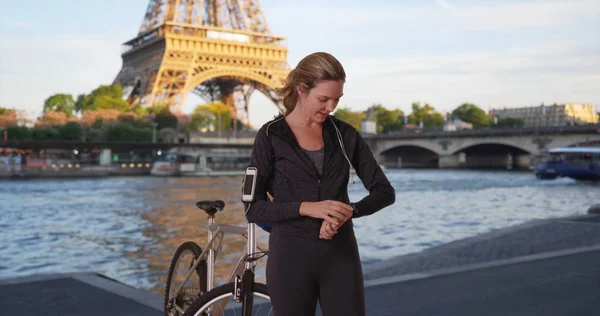 Sportive Kobieta Rowerów Paryżu Pomocą Zegarka Smartwatch — Zdjęcie stockowe