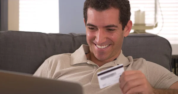 Homem Sorrindo Com Cartão Crédito Laptop — Fotografia de Stock