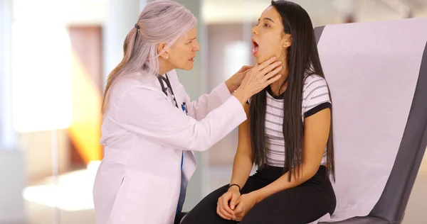 Médico Mais Velho Uma Menina Check Anual — Fotografia de Stock