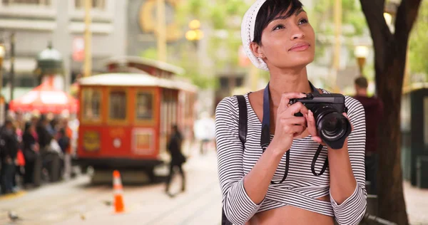 Γυναίκα Κάμερα Λήψη Φωτογραφίας Στην Πόλη Σαν Φρανσίσκο Δρόμο Άμαξα — Φωτογραφία Αρχείου