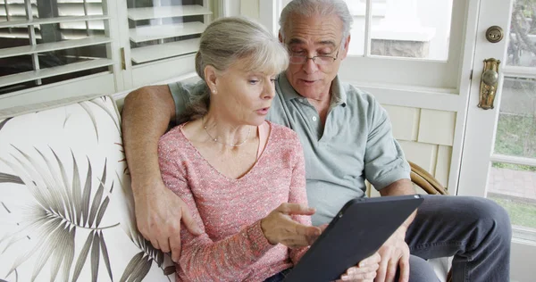 Älteres Ehepaar Entspannt Mit Tablet Auf Der Heimischen Couch — Stockfoto