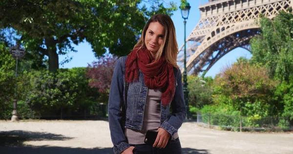 Elegante Mujer Blanca Con Teléfono Pie Cerca Torre Eiffel — Foto de Stock