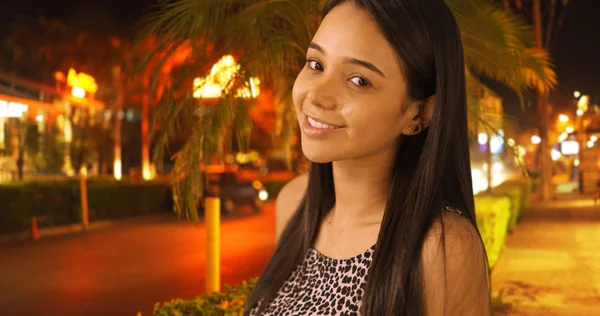 Mladá Dívka Představuje Pro Portrét Noci Tropické Resort — Stock fotografie