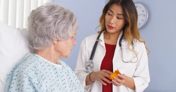 Asian Doctor Talking Elderly Woman Bed Prescription Medication — Stock Photo, Image