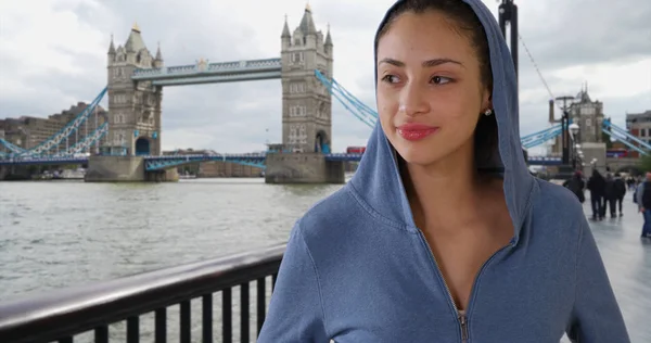 Tower Bridge Londra Ngiltere Yakınındaki Düşünceli Genç Latina Kadın Durumda — Stok fotoğraf