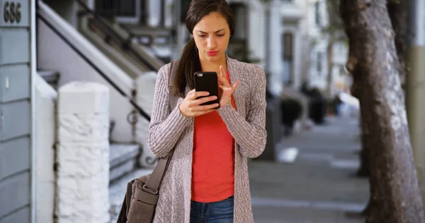 Een Hispanic Duizendjarige Gebruikt Haar Smartphone Roepen Van Een Deel — Stockfoto