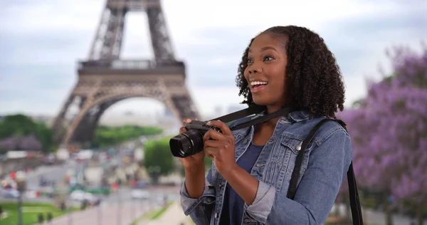 Mulher Muito Preta Tira Foto Paris Vista Torre Eiffel Fundo — Fotografia de Stock