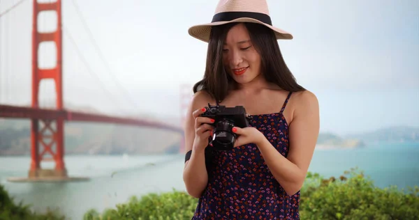 Nahaufnahme Einer Jungen Touristin Mit Der Kamera Der Brücke Des — Stockfoto