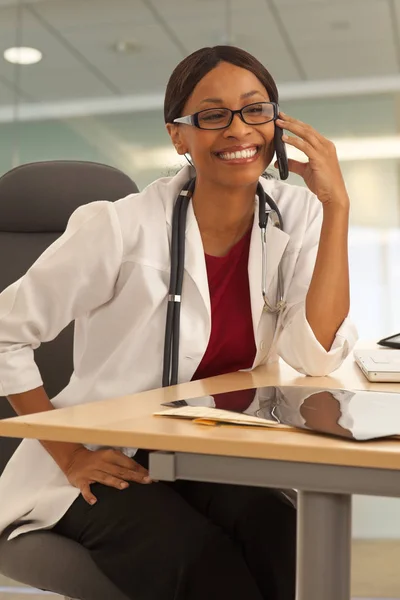 Felice Millenario Medico Nero Sorridente Mentre Seduto Alla Scrivania Parlare — Foto Stock