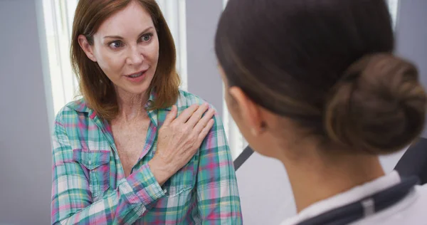 Primer Plano Encantadora Paciente Mediana Edad Explicando Médico Dolor Hombro — Foto de Stock