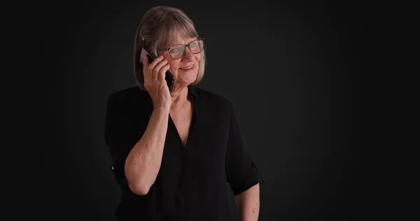 Ώριμη Γυναίκα Καυκάσιος Επικοινωνία Στο Smartphone Γκρίζο Φόντο — Φωτογραφία Αρχείου