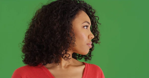 Retrato Mulher Preta Pensativo Olhando Para Lado Tela Verde — Fotografia de Stock