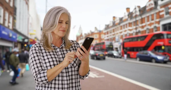 Medelålders Kvinna Kontrollerar Sin Telefon Medan Man Reser London — Stockfoto