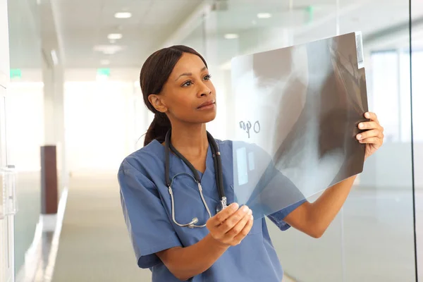 Junger Afroamerikanischer Arzt Untersucht Röntgenbild Der Brust Von Patienten — Stockfoto