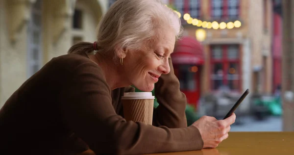 Sonriendo Mayor Mujer Caucásica Café Patio Mensajes Texto Con Amigo — Foto de Stock