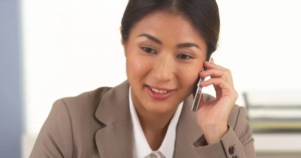 Azjatycki Bizneswoman Mówi Smartfon — Zdjęcie stockowe