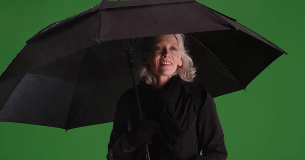 Γοητευτικό Παλιό Γυναίκα Στέκεται Στη Βροχή Ομπρέλα Στην Πράσινη Οθόνη — Φωτογραφία Αρχείου