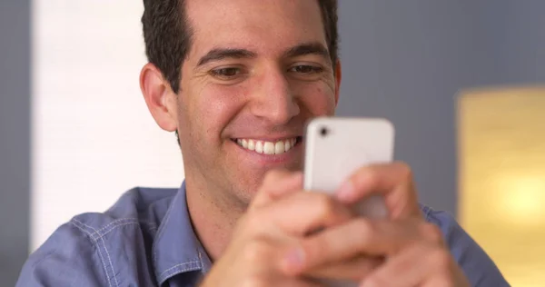 Homem Mensagens Texto Smartphone — Fotografia de Stock