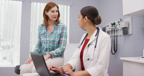 Jonge Aantrekkelijke Latina Dokter Typen Laptop Als Met Senior Patiënt — Stockfoto