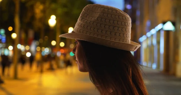 Champs Elysees Üzerinde Fedora Duran Gece Genç Kadın Silüeti — Stok fotoğraf