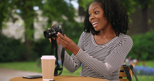 可爱的黑人妇女坐在可爱的花园在布鲁日拍照 — 图库照片