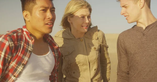 Three Friends Looking Ocean Talking — Stock Photo, Image