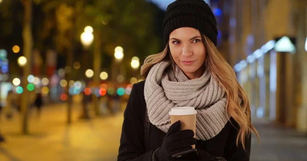 Donna Attraente Che Beve Suo Caffè Ambiente Urbano Notte — Foto Stock