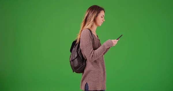 Jovem Mulher Branca Usando Smartphone Para Texto Tela Verde — Fotografia de Stock