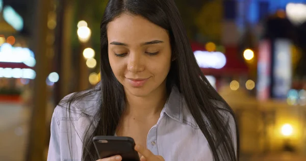 Schattig Gelukkig Colombiaanse Vrouwelijke Texting Aan Champs Elysees Avenue Nachts — Stockfoto