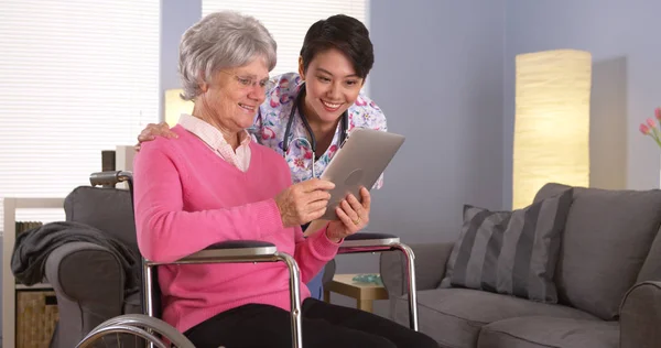 Ältere Patientin Und Asiatische Krankenschwester Gespräch Mit Tablet — Stockfoto